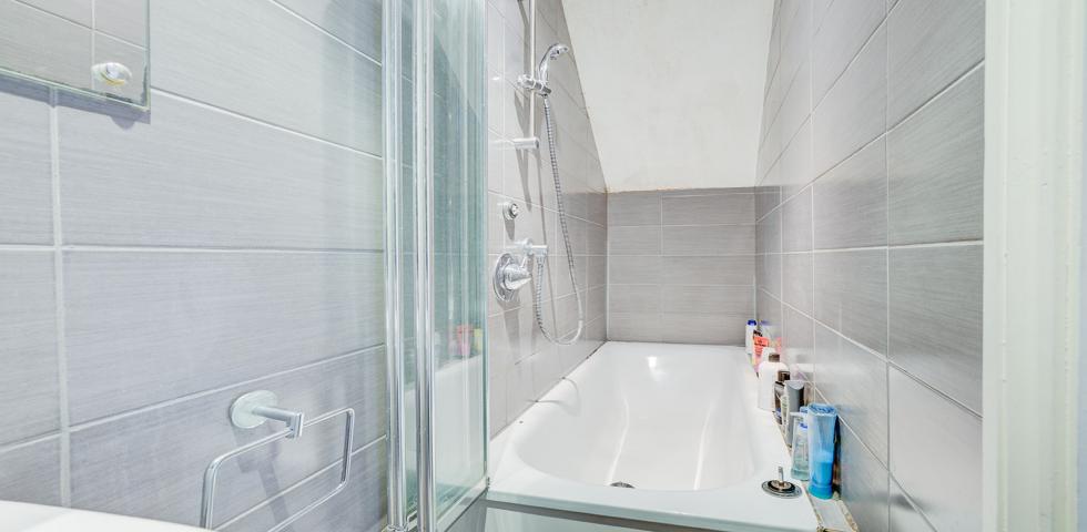 			2 Bedroom, 1 bath, 1 reception Apartment			 Charteris Road, QUEENS PARK